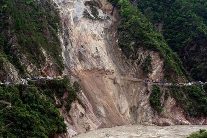रूद्रप्रयाग में सड़क पर टूटकर गिरा पहाड़, हाईवे नंबर 107 पर मची भगदड़ रूद्रप्रयाग में सड़क पर टूटकर गिरा पहाड़, हाईवे नंबर 107 पर मची भगदड़- India TV
