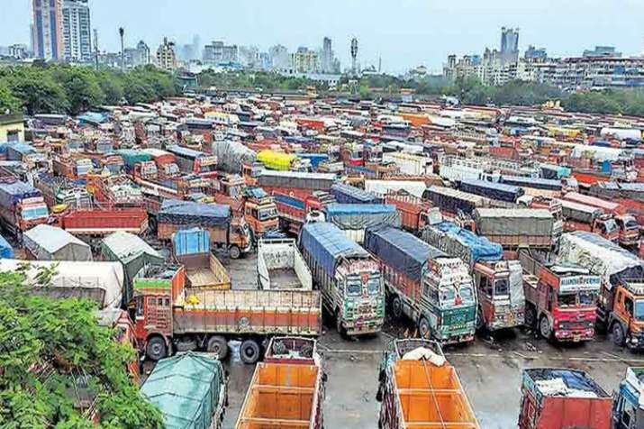 सरकार से बातचीत के बाद ट्रकों की हड़ताल समाप्त सरकार से बातचीत के बाद ट्रकों की हड़ताल समाप्त- India TV