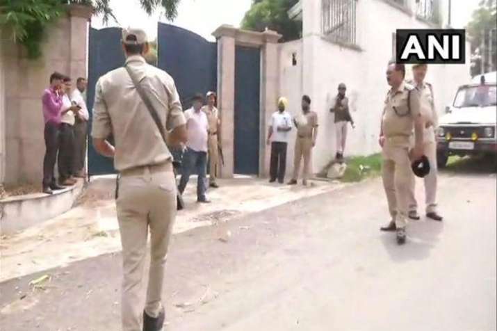 जम्मू-कश्मीर के पूर्व मुख्यमंत्री फारूक अब्दुल्ला के घर घुसा घुसपैठिया, सुरक्षाबलों ने मारी गोली जम्मू-कश्मीर के पूर्व मुख्यमंत्री फारूक अब्दुल्ला के घर घुसा घुसपैठिया, सुरक्षाबलों ने मारी गोली- India TV