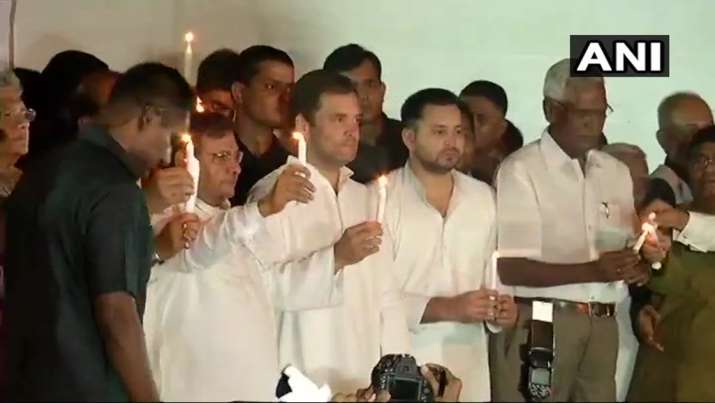 मंच पर मौजूद राहुल... मंच पर मौजूद राहुल...- India TV