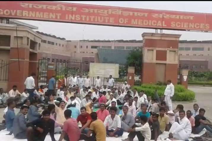 उत्तर प्रदेश: भाकियू लोकशक्ति ने राजकीय आयुर्विज्ञान संस्थान में की पंचायत, रखी ये मांगें उत्तर प्रदेश: भाकियू लोकशक्ति ने राजकीय आयुर्विज्ञान संस्थान में की पंचायत, रखी ये मांगें- India TV