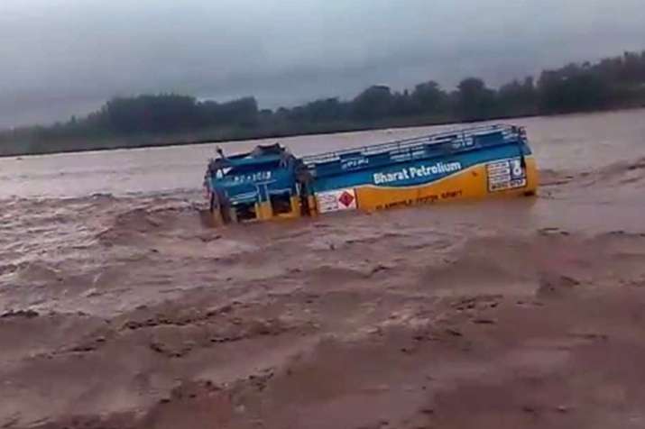 मुसीबत का सैलाब, उत्तर प्रदेश के बिजनौर में तिनके की तरह बहा टैंकर मुसीबत का सैलाब, उत्तर प्रदेश के बिजनौर में तिनके की तरह बहा टैंकर- India TV