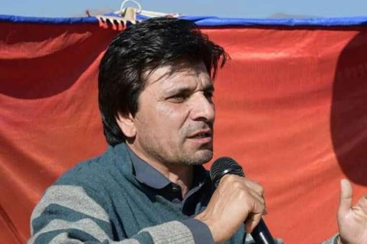 Pakistan’s ‘chaiwala’ and PTI’s MNA-elect Gul Zafar Khan turns out to be millionaire | Facebook Pakistan’s ‘chaiwala’ and PTI’s MNA-elect Gul Zafar Khan turns out to be millionaire | Facebook- India TV