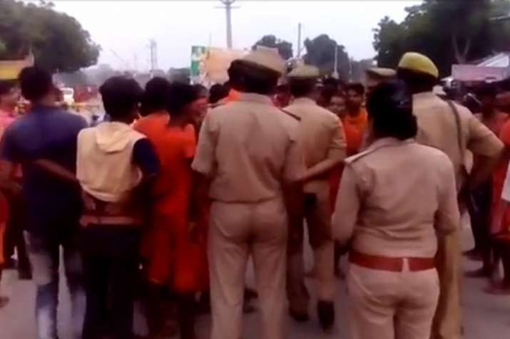 सड़क हादसे में कांवड़िए की मौत पर हंगामा, ट्रक को किया आग के हवाले सड़क हादसे में कांवड़िए की मौत पर हंगामा, ट्रक को किया आग के हवाले- India TV