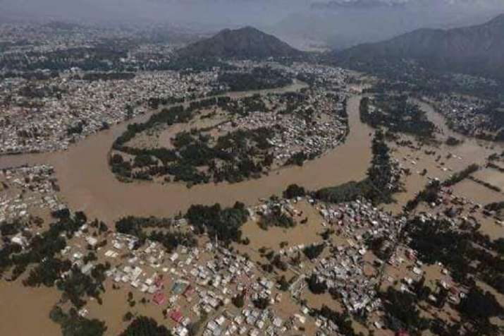 केरल को किसने दिया सदी का सबसे बड़ा दर्द, कुदरत का कहर या इंसानी लालच ने ले डूबा? केरल को किसने दिया सदी का सबसे बड़ा दर्द, कुदरत का कहर या इंसानी लालच ने ले डूबा?- India TV