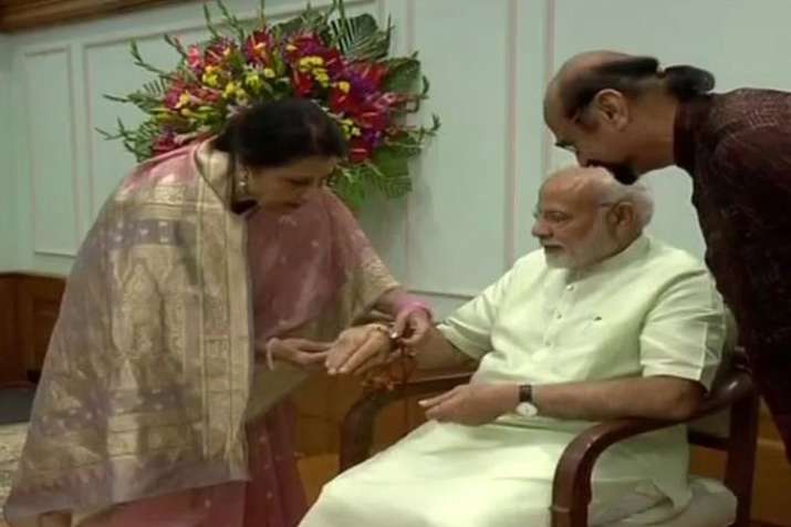 Pak-origin Qamar Mohsin Shaikh ties rakhi to PM Modi Pak-origin Qamar Mohsin Shaikh ties rakhi to PM Modi- India TV