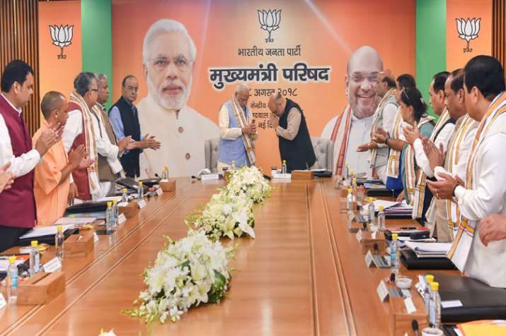Prime Minister Narendra Modi being welcomed by BJP... Prime Minister Narendra Modi being welcomed by BJP...- India TV