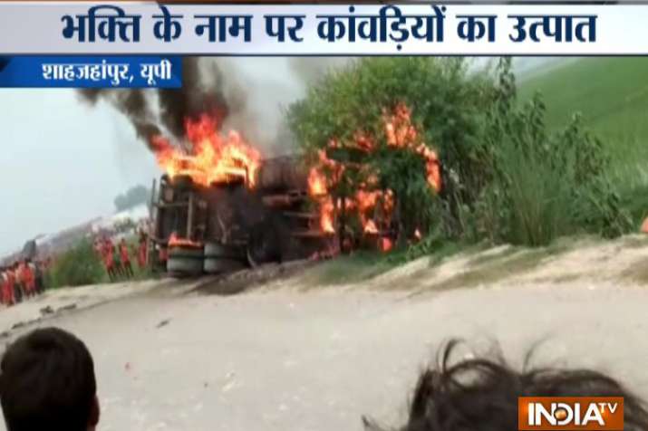 यूपी के शाहजहांपुर में कांवड़ियों की गुंडागर्दी, शक के बिनाह पर किया ट्रक को आग के हवाले यूपी के शाहजहांपुर में कांवड़ियों की गुंडागर्दी, शक के बिनाह पर किया ट्रक को आग के हवाले- India TV