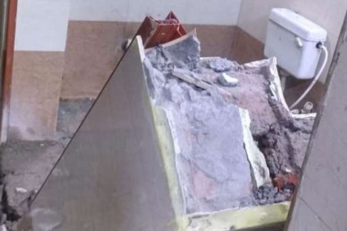 wall collapses of washroom of waiting room in patna... wall collapses of washroom of waiting room in patna...- India TV