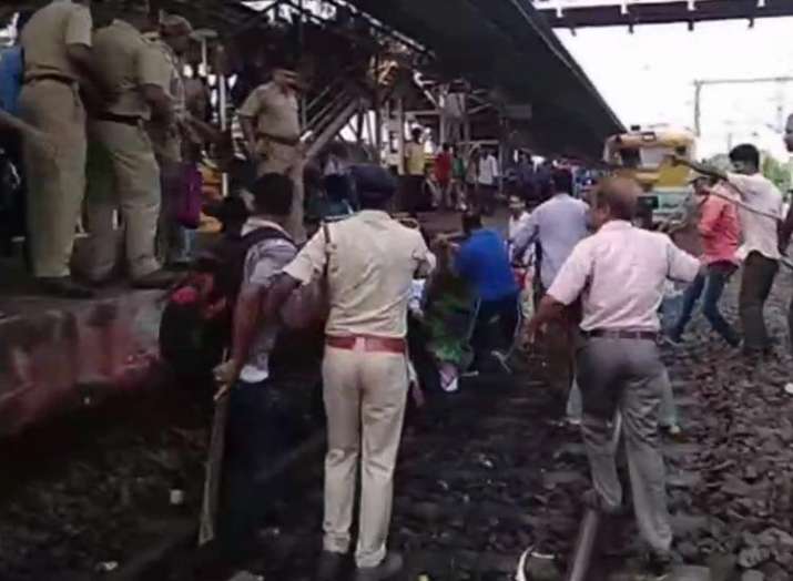 बीजेपी का बंगाल बंद आज, आसनसोल में पुलिस का लाठीचार्ज बीजेपी का बंगाल बंद आज, आसनसोल में पुलिस का लाठीचार्ज- India TV