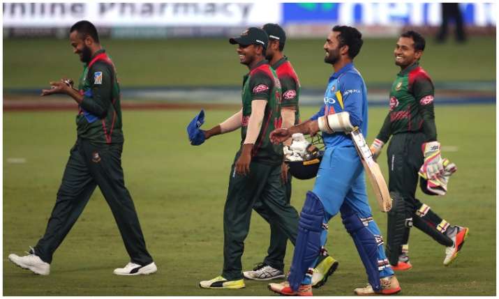 Dinesh Karthik and Bangladeshi's Players Dinesh Karthik and Bangladeshi's Players- India TV
