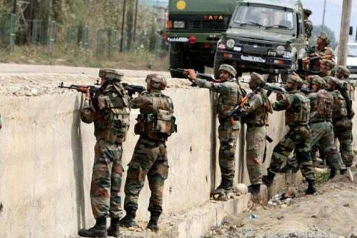 One cop martyred in grenade attack on police station by militants in J&K's Shopian One cop martyred in grenade attack on police station by militants in J&K's Shopian- India TV
