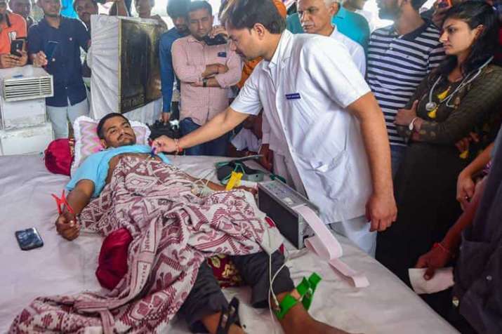 अनशन पर बैठे हार्दिक पटेल को आखिरकार गुजरात सरकार ने मनाने का प्रयास शुरू किया अनशन पर बैठे हार्दिक पटेल को आखिरकार गुजरात सरकार ने मनाने का प्रयास शुरू किया- India TV