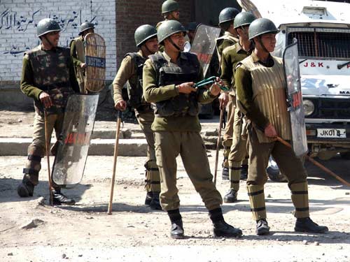 श्रीनगर में विधायक का सुरक्षाकर्मी पांच AK-47 सहित नौ राइफल लेकर फरार, सर्च ऑपरेशन जारी श्रीनगर में विधायक का सुरक्षाकर्मी पांच AK-47 सहित नौ राइफल लेकर फरार, सर्च ऑपरेशन जारी- India TV