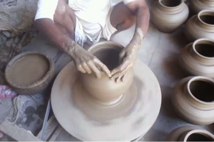 उत्तर प्रदेश में कुम्हारों को यह खास सौगात देने की तैयारी कर रही है योगी सरकार | YouTube Screengrab उत्तर प्रदेश में कुम्हारों को यह खास सौगात देने की तैयारी कर रही है योगी सरकार | YouTube Screengrab- India TV
