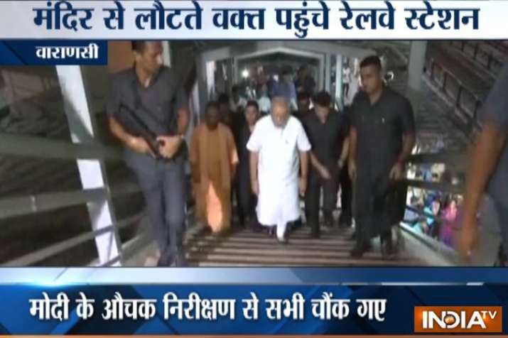 विश्वनाथ मंदिर में पूजा-अर्चना के बाद आधी रात को काशी की गलियों में घूमे पीएम मोदी विश्वनाथ मंदिर में पूजा-अर्चना के बाद आधी रात को काशी की गलियों में घूमे पीएम मोदी- India TV