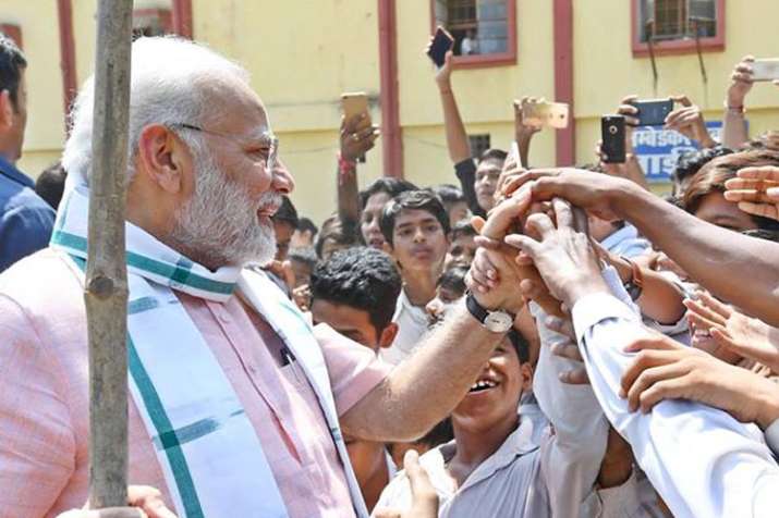 स्कूली बच्चों के बीच प्रधानमंत्री मोदी | Facebook स्कूली बच्चों के बीच प्रधानमंत्री मोदी | Facebook- India TV
