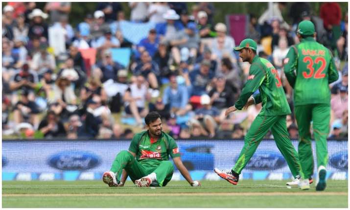 Mashrafe Mortaza takes a stunner of Shoaib Malik Mashrafe Mortaza takes a stunner of Shoaib Malik- India TV