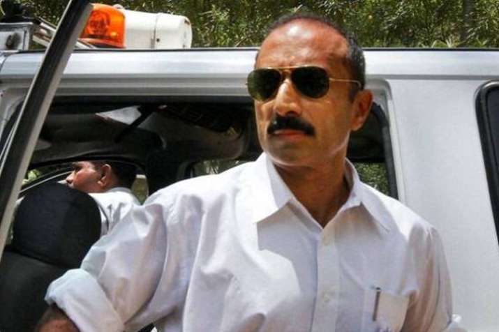 गुजरात के पूर्व आईपीएस अधिकारी संजीव भट्ट 22 साल पुराने मामले में हिरासत में गुजरात के पूर्व आईपीएस अधिकारी संजीव भट्ट 22 साल पुराने मामले में हिरासत में- India TV