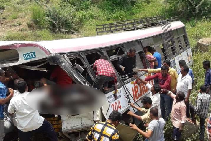 तेलंगाना में बड़ा हादसा, खाई में गिरी बस तेलंगाना में बड़ा हादसा, खाई में गिरी बस- India TV