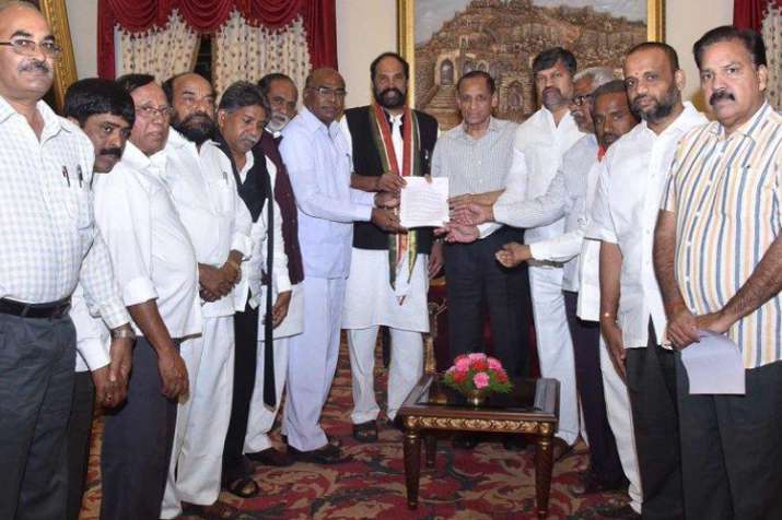 तेलंगाना में कांग्रेस, TDP और CPI ने बनाया गठबंधन, राष्ट्रपति शासन की मांग तेलंगाना में कांग्रेस, TDP और CPI ने बनाया गठबंधन, राष्ट्रपति शासन की मांग- India TV