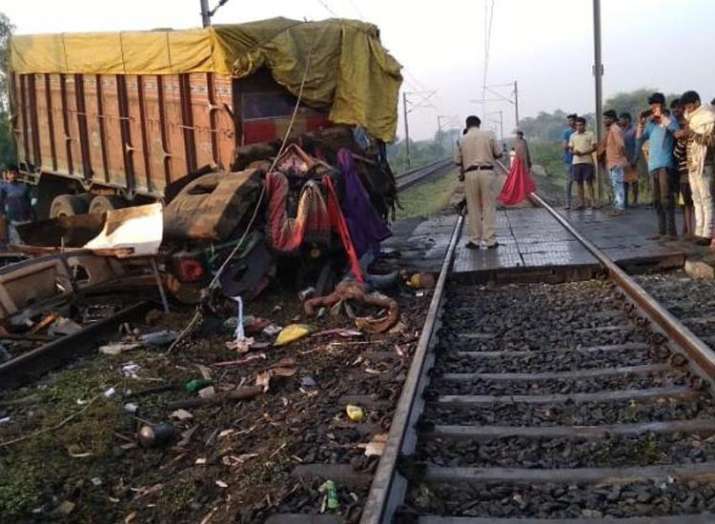 Trivandrum Rajdhani derailed after hit by truck at railway crossing several injured live updates Trivandrum Rajdhani derailed after hit by truck at railway crossing several injured live updates - India TV