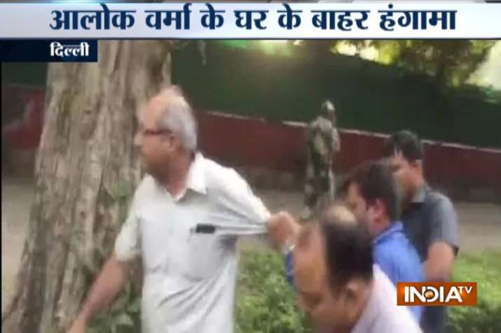 छुट्टी पर भेजे गए सीबीआई डायरेक्टर आलोक वर्मा के घर के बाहर हंगामा, पकड़े गए 4 संदिग्ध छुट्टी पर भेजे गए सीबीआई डायरेक्टर आलोक वर्मा के घर के बाहर हंगामा, पकड़े गए 4 संदिग्ध- India TV