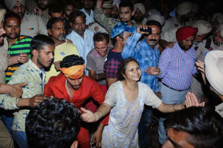 Amritsar Train Accident: क्या हुआ उस रात, हादसे की कहानी चश्मदीदों की जुबानी Amritsar Train Accident: क्या हुआ उस रात, हादसे की कहानी चश्मदीदों की जुबानी- India TV