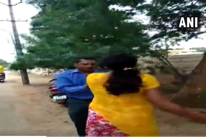 Bank Manager Thrashed Bank Manager Thrashed- India TV
