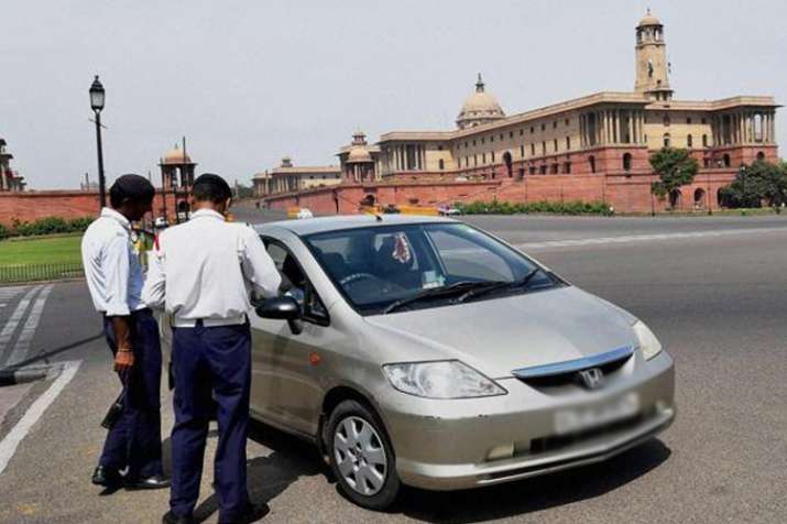 दिल्ली में वायु प्रदूषण फैलाने पर दस हजार से अधिक गाड़ियों पर कार्रवाई दिल्ली में वायु प्रदूषण फैलाने पर दस हजार से अधिक गाड़ियों पर कार्रवाई - India TV