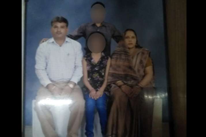 दिल्ली: किशनगढ़ इलाके में ट्रिपल मर्डर से सनसनी, पति-पत्नी और बेटी की चाकू मारकर हत्या दिल्ली: किशनगढ़ इलाके में ट्रिपल मर्डर से सनसनी, पति-पत्नी और बेटी की चाकू मारकर हत्या- India TV