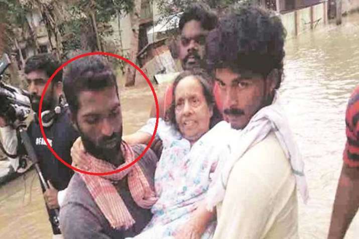 केरल बाढ़ के दौरान... केरल बाढ़ के दौरान...- India TV