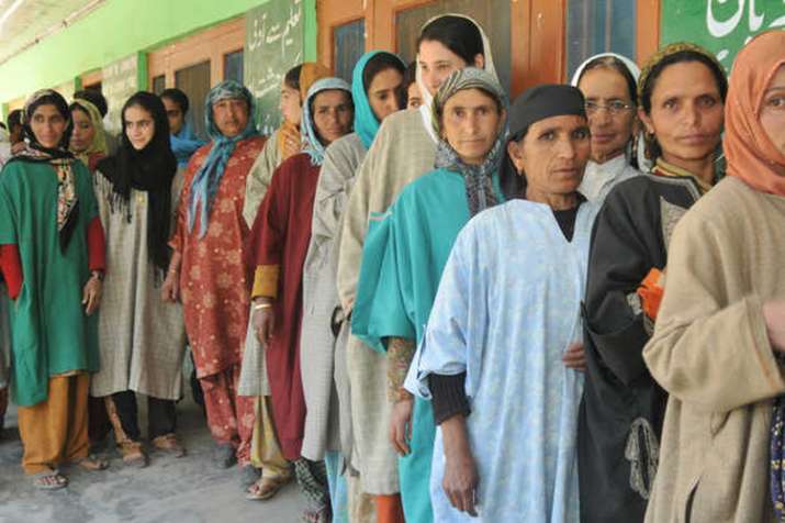 J&K निकाय चुनाव: दूसरे चरण के लिए मतदान शुरु, 1,000 से अधिक प्रत्याशी मैदान में J&K निकाय चुनाव: दूसरे चरण के लिए मतदान शुरु, 1,000 से अधिक प्रत्याशी मैदान में- India TV