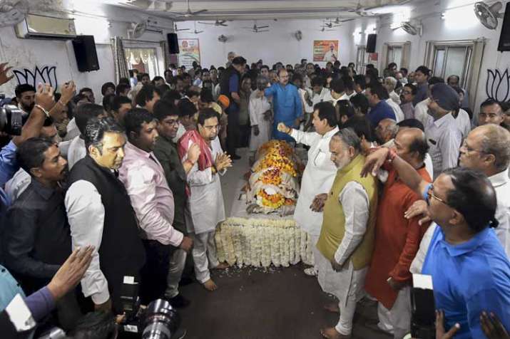 People pay their last respects to the mortal remains of... People pay their last respects to the mortal remains of...- India TV