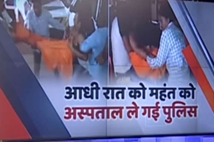 अनशन पर बैठे महंत परमहंस को पुलिस ने जबरन उठाकर अस्पताल पहुंचाया अनशन पर बैठे महंत परमहंस को पुलिस ने जबरन उठाकर अस्पताल पहुंचाया- India TV