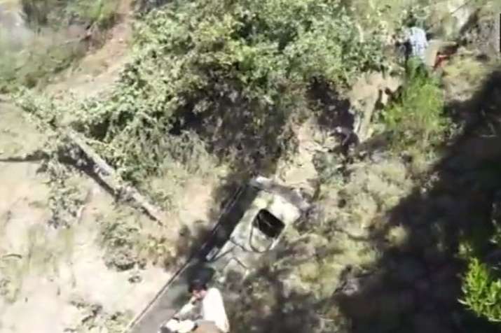Jammu and Kashmir: 15 people killed, 19 injured as mini bus falls into deep gorge at Kela Mod Jammu and Kashmir: 15 people killed, 19 injured as mini bus falls into deep gorge at Kela Mod- India TV
