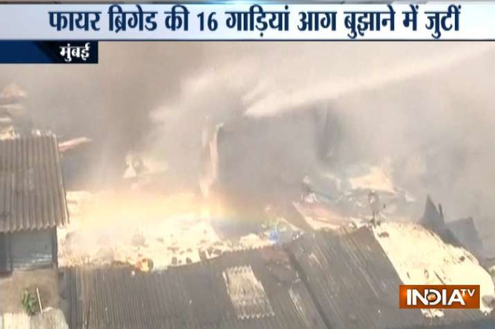 मुंबई के बांद्रा में भीषण आग, फायर ब्रिगेड की 16 गाड़ियां मौके पर मुंबई के बांद्रा में भीषण आग, फायर ब्रिगेड की 16 गाड़ियां मौके पर- India TV