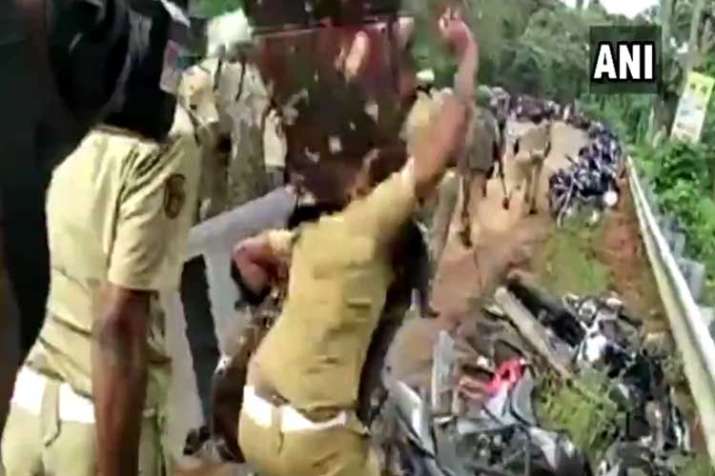 Police personnel vandalise vehicles parked in Pampa Police personnel vandalise vehicles parked in Pampa- India TV