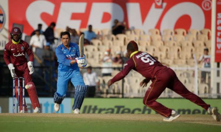 MS Dhoni 1 run away from 10,000 runs MS Dhoni 1 run away from 10,000 runs - India TV