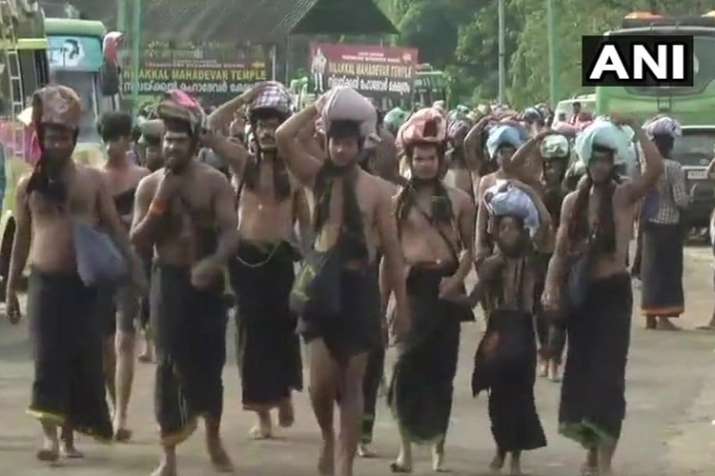 सबरीमला मुद्दे पर आदिवासियों का आरोप-सरकार हमारे सदियों पुराने रीति-रिवाज खत्म कर रही सबरीमला मुद्दे पर आदिवासियों का आरोप-सरकार हमारे सदियों पुराने रीति-रिवाज खत्म कर रही- India TV