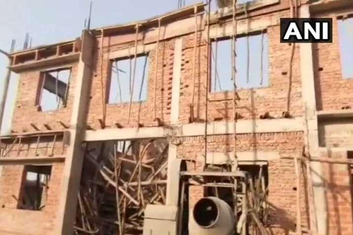 Shahjahanapur An under construction building has... Shahjahanapur An under construction building has...- India TV