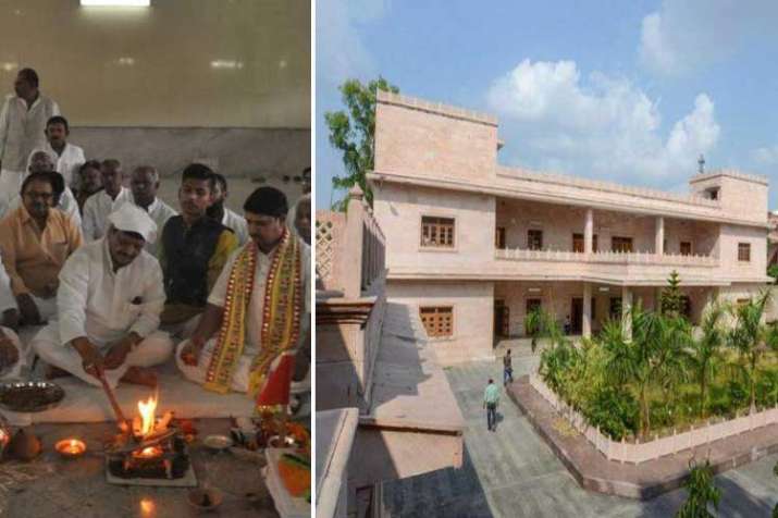 Shivpal Yadav moves into Mayawati's old bungalow Shivpal Yadav moves into Mayawati's old bungalow- India TV
