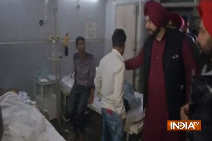 Amritsar Train Accident: घायलों से मिलने अस्पताल पहुंचे नवजोत सिंह सिद्धू, किया पत्नी का बचाव Amritsar Train Accident: घायलों से मिलने अस्पताल पहुंचे नवजोत सिंह सिद्धू, किया पत्नी का बचाव- India TV