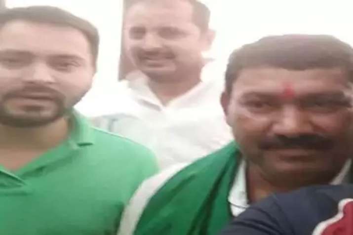 Viral photo of Tejaswi with Gangster Viral photo of Tejaswi with Gangster- India TV