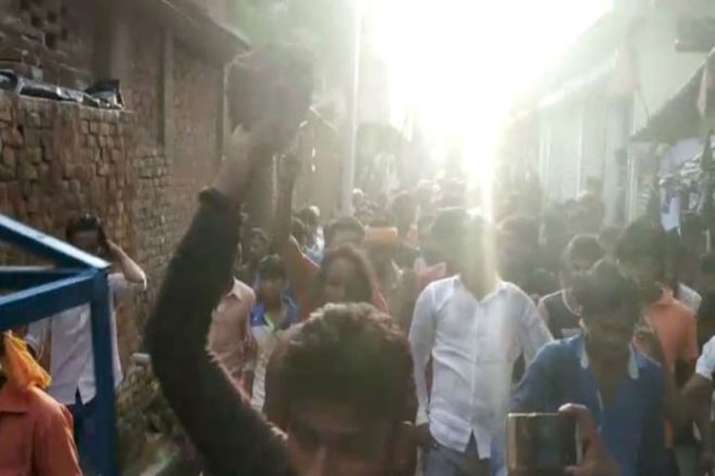 बेवफाई के शक में पति ने पत्नी को बुरी तरह पीटा बेवफाई के शक में पति ने पत्नी को बुरी तरह पीटा- India TV
