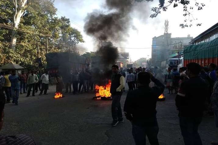 तिनसुकिया में 5 लोगों की हत्या के विरोध में आज असम बंद, जगह-जगह विरोध प्रदर्शन तिनसुकिया में 5 लोगों की हत्या के विरोध में आज असम बंद, जगह-जगह विरोध प्रदर्शन- India TV