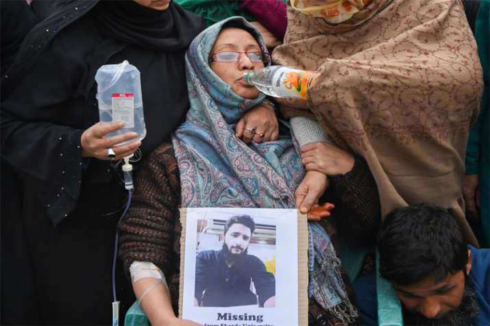 Family members and relatives of missing student Ehtisham Bilal in Srinagar Family members and relatives of missing student Ehtisham Bilal in Srinagar- India TV