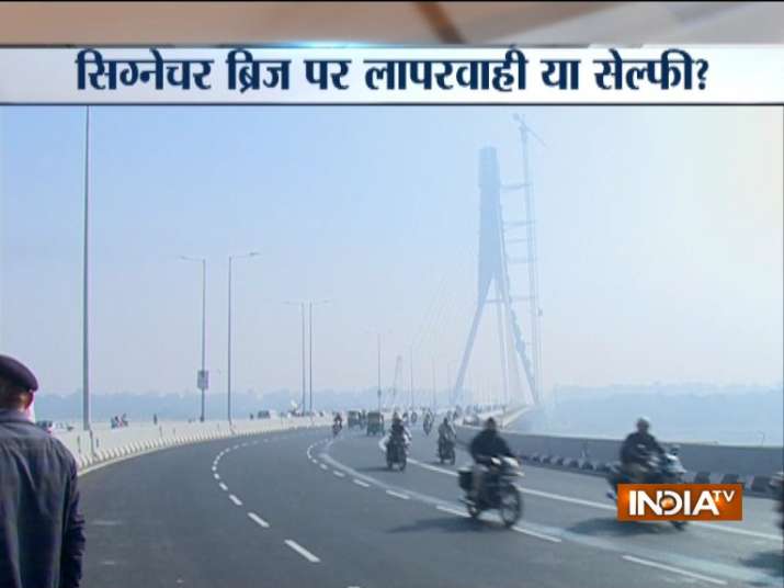 दिल्ली के सिग्नेचर ब्रिज पर बड़ा हादसा, पुल से गिरकर मरे 2 युवक दिल्ली के सिग्नेचर ब्रिज पर बड़ा हादसा, पुल से गिरकर मरे 2 युवक- India TV