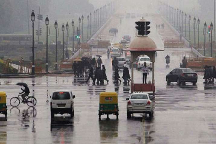 रुक-रुक कर बारिश से बदला दिल्ली का मौसम, प्रदूषण में मामूली सुधार रुक-रुक कर बारिश से बदला दिल्ली का मौसम, प्रदूषण में मामूली सुधार- India TV