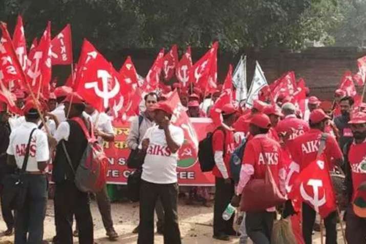 Tamil Nadu farmers return with skulls in Delhi, threaten to march naked | Twitter Tamil Nadu farmers return with skulls in Delhi, threaten to march naked | Twitter- India TV